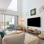 Stylish 3-bedroom Haven With A Private Pool Casa de Férias