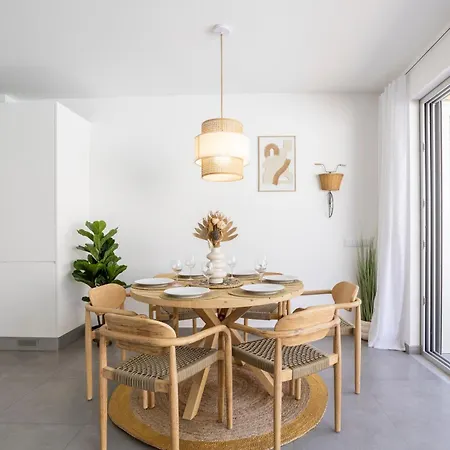 Vakantiehuis Stylish 3-bedroom Haven With A Private Pool *