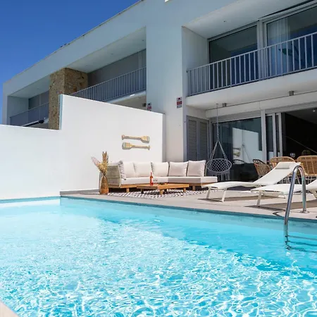 Stylish 3-bedroom Haven With A Private Pool Ferienhaus *