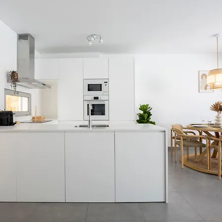 Vakantiehuis Stylish 3-bedroom Haven With A Private Pool