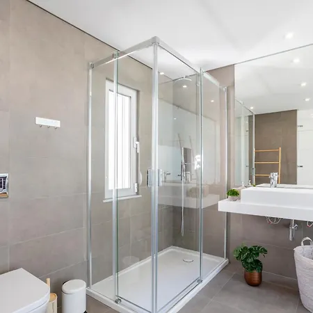 Vakantiehuis Stylish 3-bedroom Haven With A Private Pool *