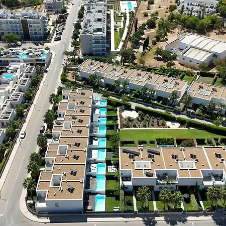 Stylish 3-bedroom Haven With A Private Pool Vakantiehuis *