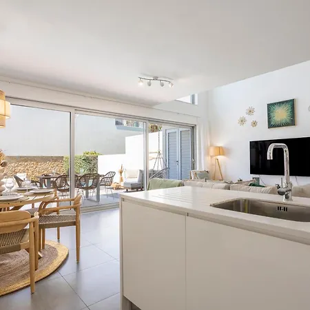 Stylish 3-bedroom Haven With A Private Pool Vakantiehuis