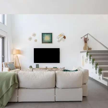 Vakantiehuis Stylish 3-bedroom Haven With A Private Pool