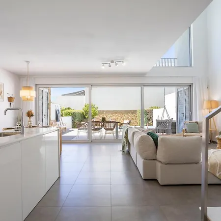 Stylish 3-bedroom Haven With A Private Pool Vakantiehuis *