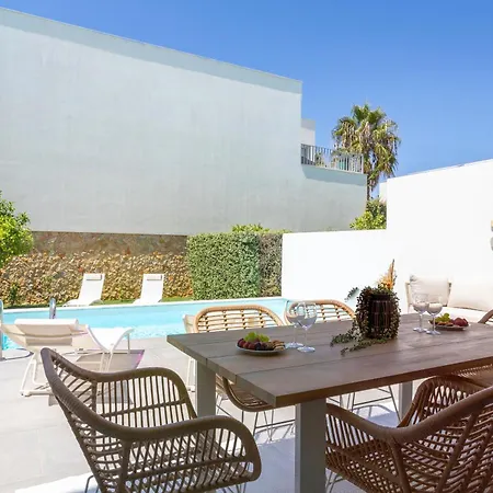 Stylish 3-bedroom Haven With A Private Pool *