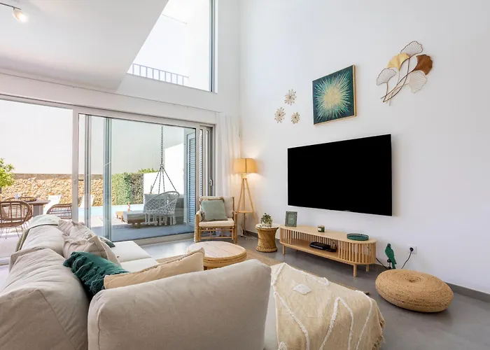 Stylish 3-bedroom Haven With A Private Pool Prázdninový dům