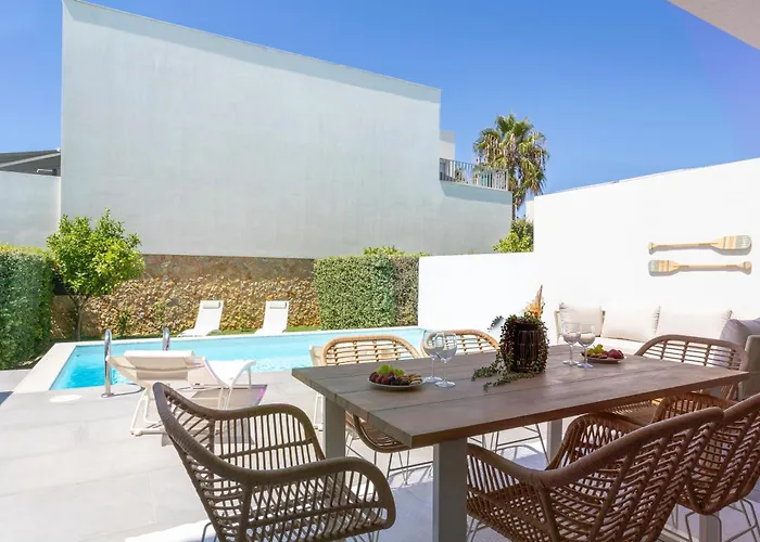 Stylish 3-bedroom Haven With A Private Pool *