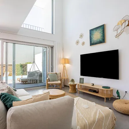 Stylish 3-bedroom Haven With A Private Pool 別荘