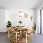 Nyaraló Stylish 3-bedroom Haven With A Private Pool *