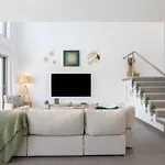 Nyaraló Stylish 3-bedroom Haven With A Private Pool