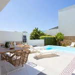 Nyaraló Stylish 3-bedroom Haven With A Private Pool